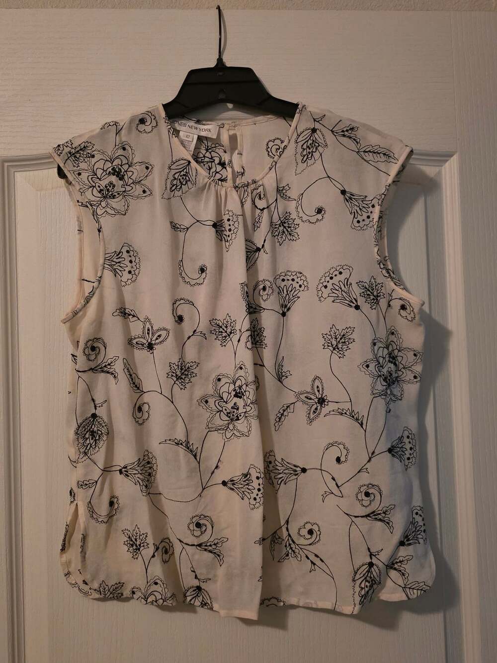 Jones New York 100% Silk Black and White Floral Sleeveless Blouse Size 12